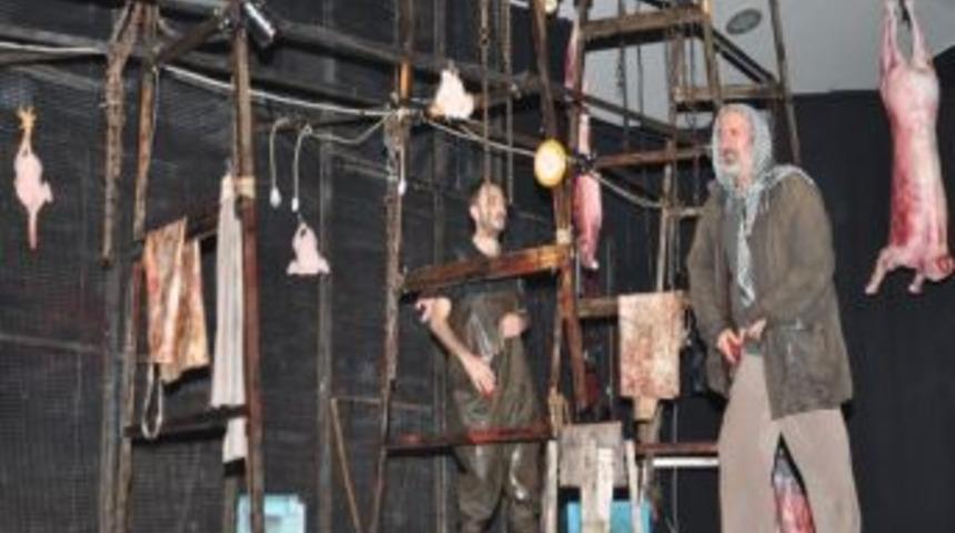 Ankara Ekin Tiyatrosu Aliağa&rsquo;da İntifada Adlı Oyunu Sahneledi.