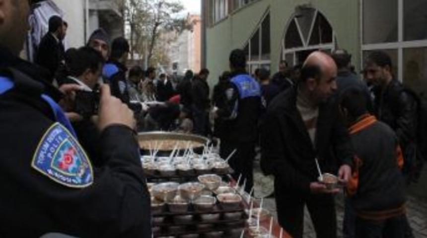 Hakkari Polisi Vatandaşlara Aşure Dağıttı
