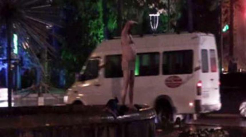 Havuz başında &ccedil;ırıl&ccedil;ıplak soyundu