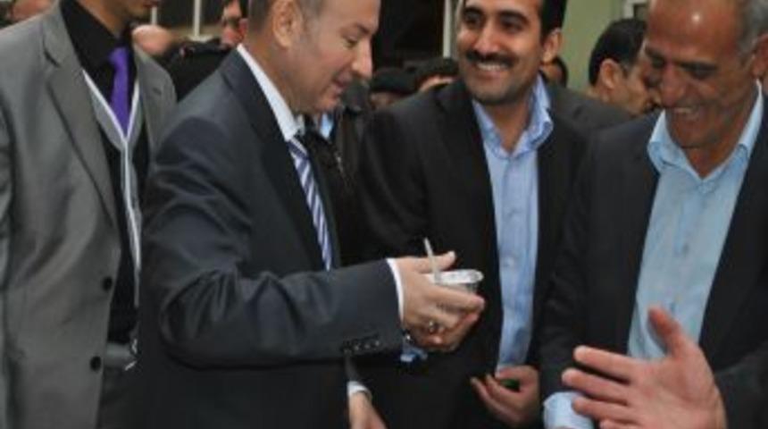 Hakkari'de Polis Bin Kişiye Aşure Dağıttı