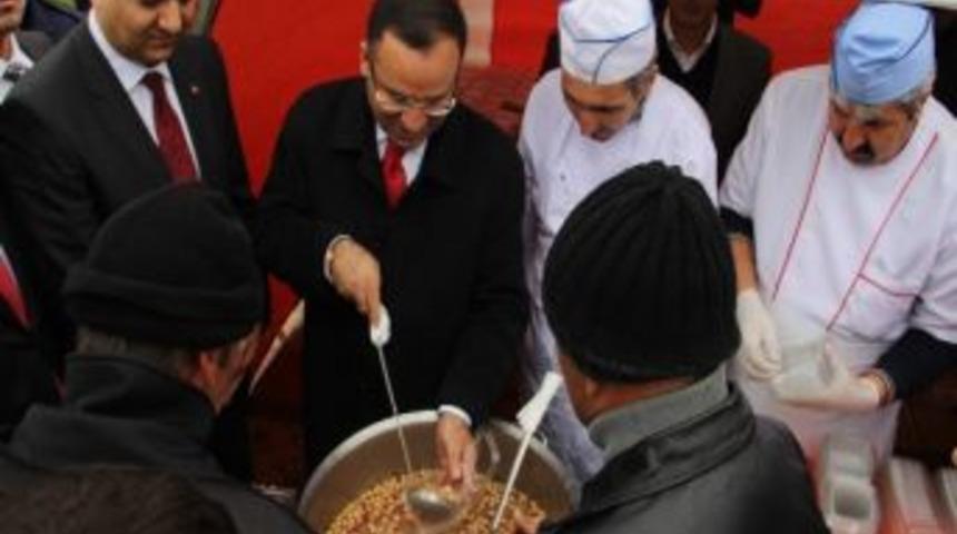 Bozdağ Kırşehir&rsquo;de Aşure Dağıttı