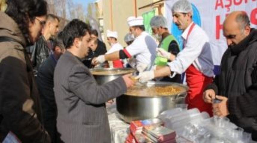 Paland&ouml;ken Belediyesi 25 Bin Kişiye Aşure İkram Edildi