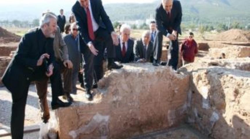Bakan G&uuml;nay, Kemalpaşa&rsquo;da Zeugma&rsquo;yı Gezdi