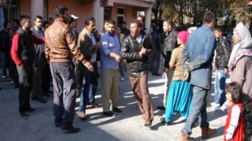 Polis-hırsız Kovalamacası Sonrası Hastane &Ouml;n&uuml; Savaş Alanına D&ouml;nd&uuml;