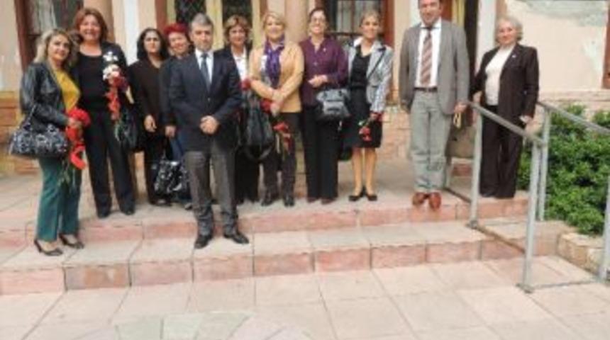 Chp&rsquo;li Kadınlardan &Ouml;ğretmenlere Karanfil