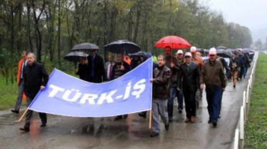 Sendika &Uuml;yelerinden Fabrika &Ouml;n&uuml;nde Eylem