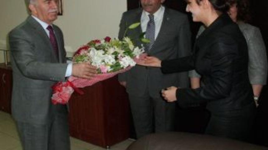 &Ouml;ğretmenlerden Vali Harput&rsquo;a &Ccedil;i&ccedil;ek