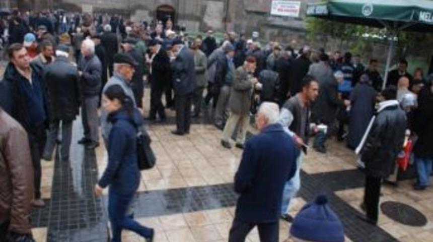 Hunat İle Camikebir &Ouml;n&uuml;nde 6 Bin Kişilik Aşure İkramı