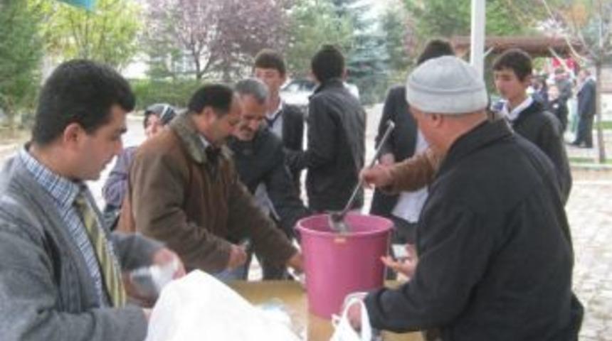 B&uuml;nyan M&uuml;ft&uuml;l&uuml;ğ&uuml;&rsquo;nden Vatandaşlara Aşure İkramı