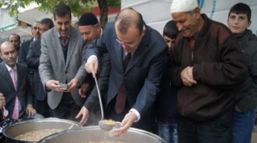 Genç Kaymakamı Muammer Köken Vatandaşlara Aşure Dağıttı