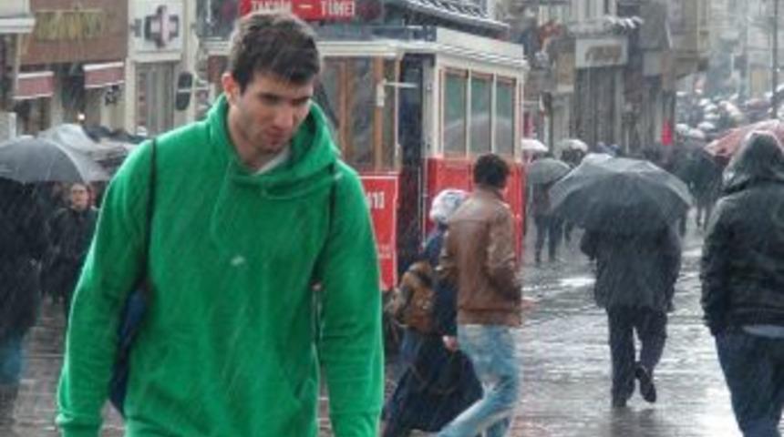 Taksim&rsquo;e Yağmurla Gelen G&uuml;zellik: G&ouml;kkuşağı