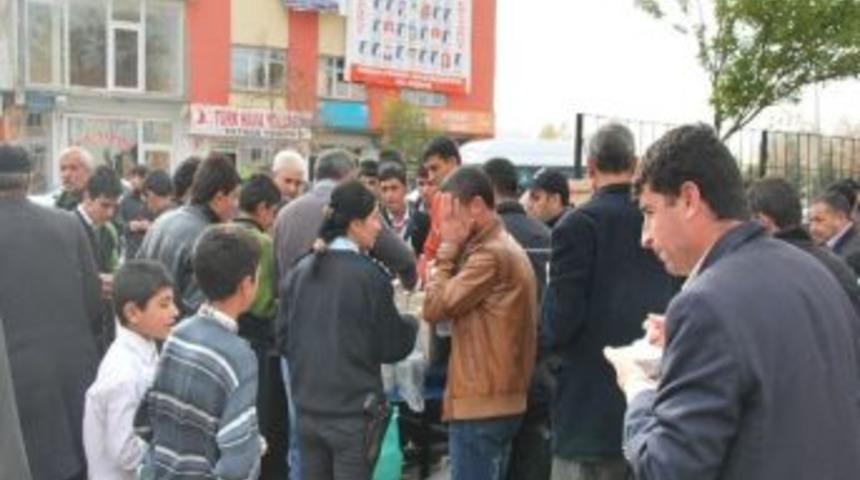 Patnos İl&ccedil;e Emniyet M&uuml;d&uuml;rl&uuml;ğ&uuml; Bin 500 Kişiye Aşure Dağıttı