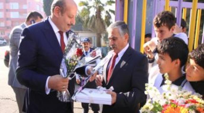 Başkan Bakırcı, &Ouml;ğretmenlere G&uuml;l Dağıttı