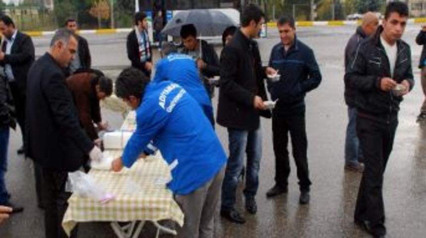 &Uuml;niversite &Ouml;ğrencilerine Aşure Dağıtıldı