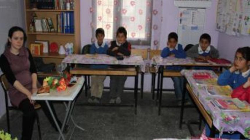 &Ouml;ğretmen &Ccedil;ift, Depremzedelere Acılarını Unutturdu