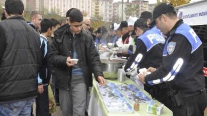 Polis Aşure Dağıttı