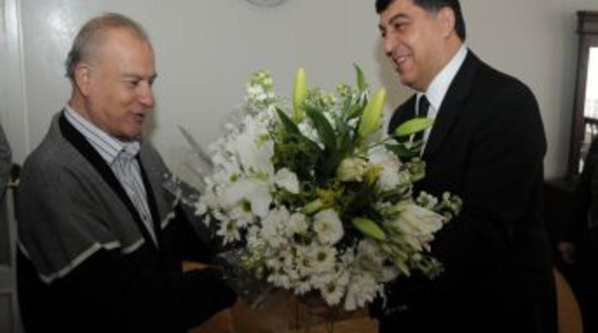 Belediye Başkanı Fadıloğlu, Emekli &Ouml;ğretmeni Evinde Ziyaret Etti