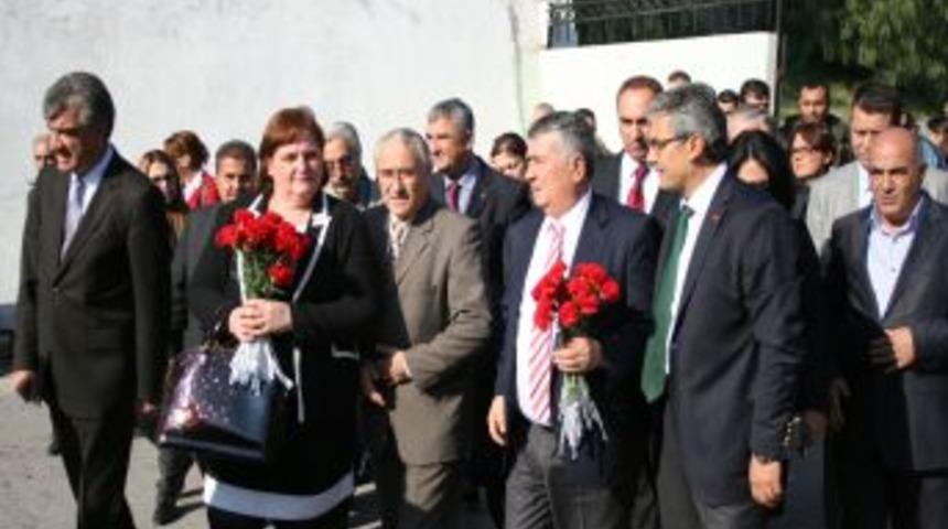 CHP Heyeti &Ouml;ld&uuml;r&uuml;len Sevilay &Ouml;ğretmenin Okulunu Ziyaret Etti