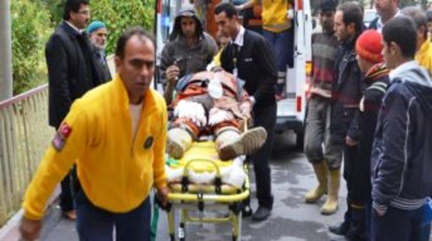 Dinamit Patlatan İş&ccedil;i Ağır Yaralandı