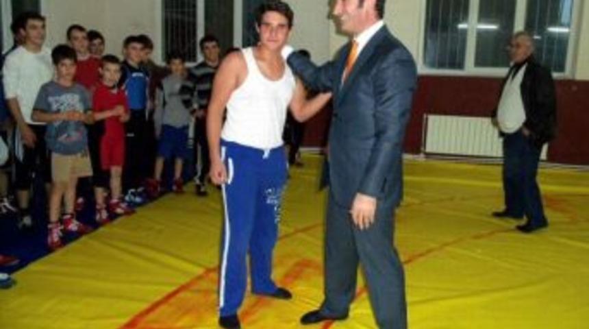 G&ouml;nen Kaymakamlığı'ndan G&uuml;reş İhtisas Kul&uuml;b&uuml;'ne Yardım