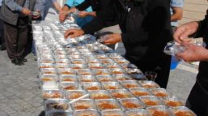Manavgat'ta Hayırsever Iş Adamı 5 Bin Kase Aşure Dağıttı