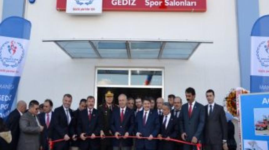 Trib&uuml;n&uuml;n &Acirc;tıl Bekleyen Alt Kısmı Spor Salonlarına &Ccedil;evrildi