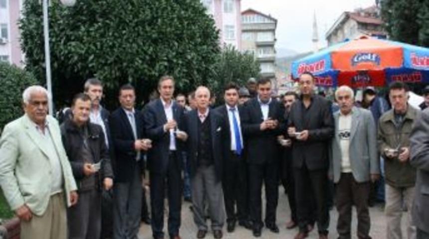 Devrek Mhp İl&ccedil;e Başkanlığı Vatandaşlara Aşure Dağıttı