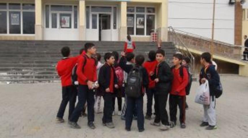 Başka Okulda G&ouml;revlendirilen &Ouml;ğretmenleri I&ccedil;in Eylem Yaptılar