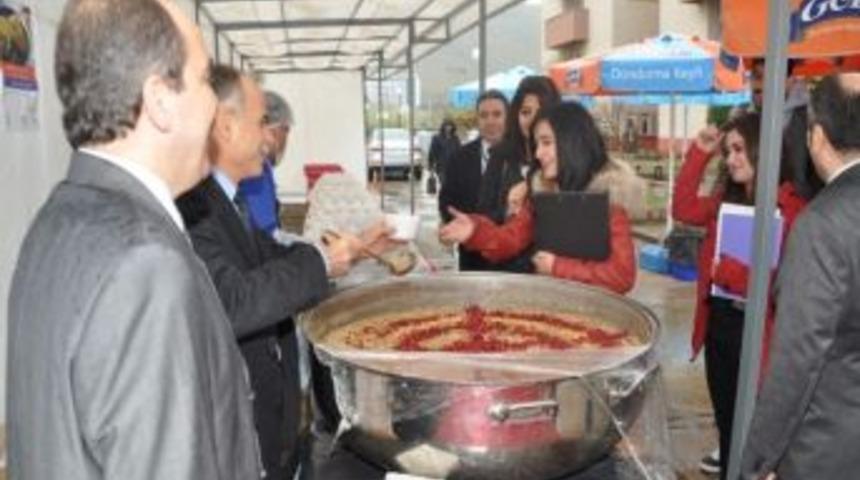 Om&uuml;&rsquo;de 10 Bin Kişilik Aşure Dağıtıldı