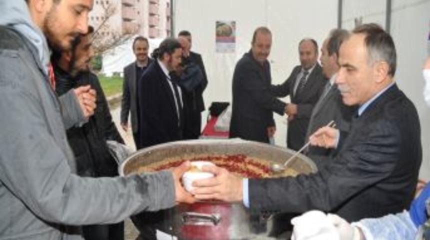 OM&Uuml;'de 10 Bin Kişiye Aşure Dağıtıldı