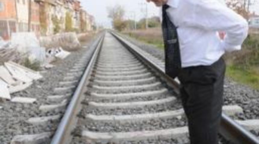 K&ouml;peği Tren Raylarına Bağladılar