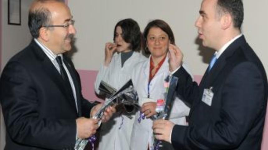 Belediye Başkanı G&uuml;mr&uuml;k&ccedil;&uuml;oğlu'ndan &Ouml;ğretmenlere Karanfilli Kutlama