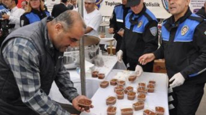 Osmaniye Polisi, Cumhuriyet Meydanı'nda Aşure Dağıttı