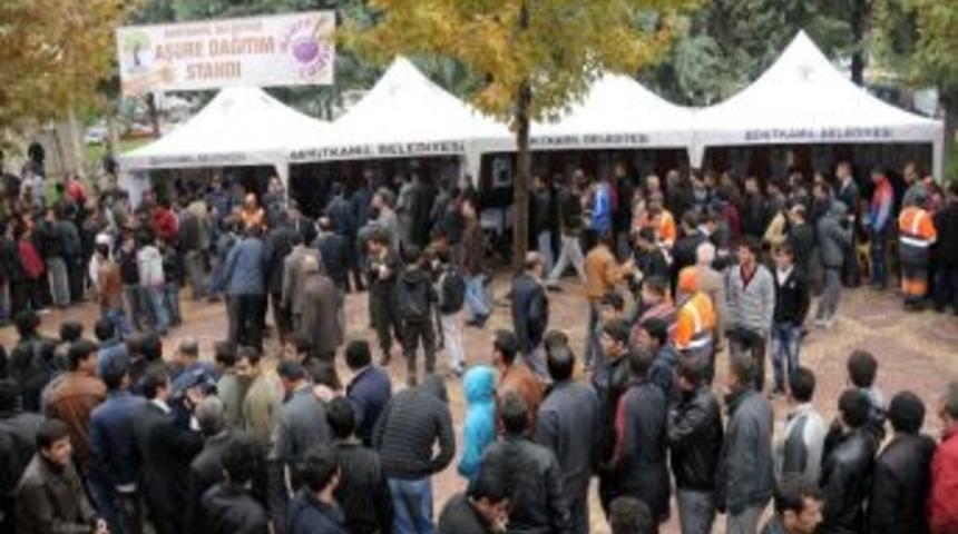 Başkan Fadıloğlu Vatandaşlara Aşure İkram Etti