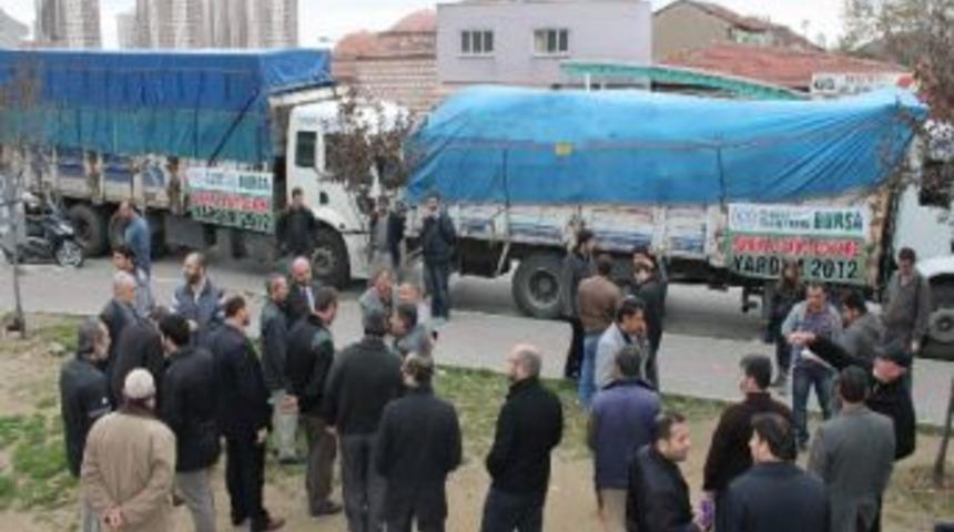 Bursalı Hayırseverlerden Suriyeli M&uuml;ltecilere 3 Kamyon Yardım