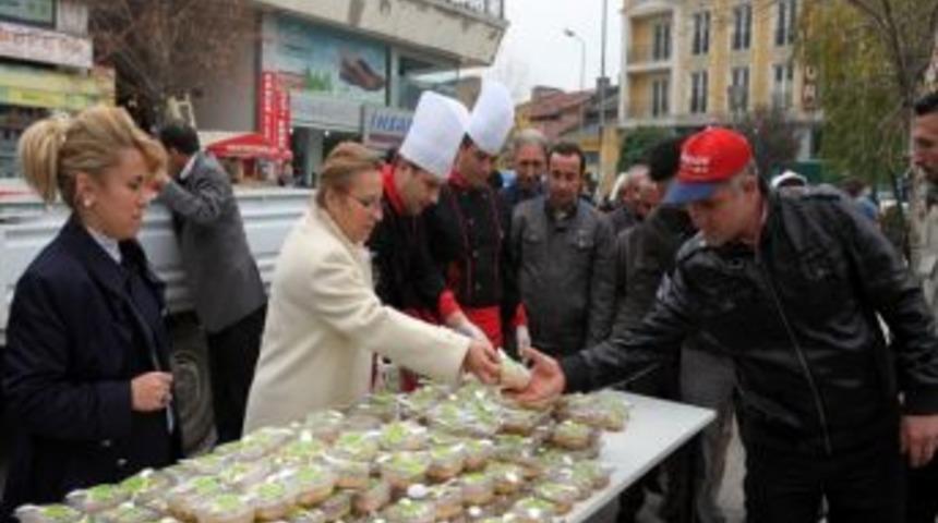 Bolu Belediyesi 10 Bin Aşure Dağıttı