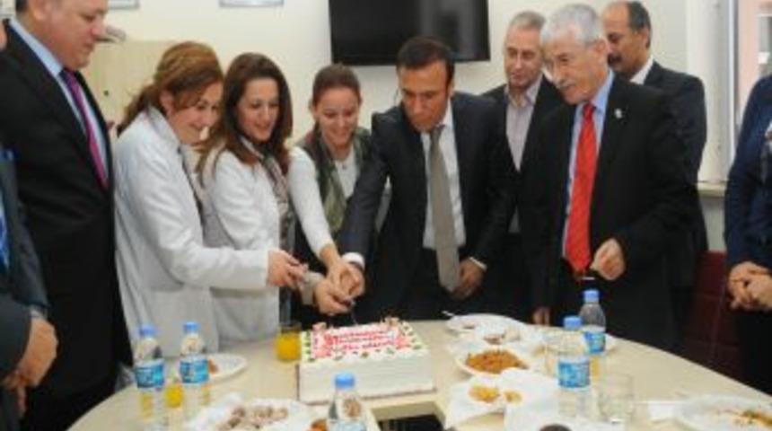 Belediye Başkanı Gen&ccedil;, &Ouml;ğretmenler G&uuml;n&uuml;'n&uuml; &Ccedil;i&ccedil;ek Ve Pastayla Kutladı