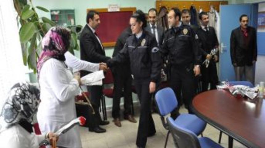 Polisler Okul Okul Gezerek &Ouml;ğretmenler G&uuml;n&uuml;'n&uuml; Kutladı