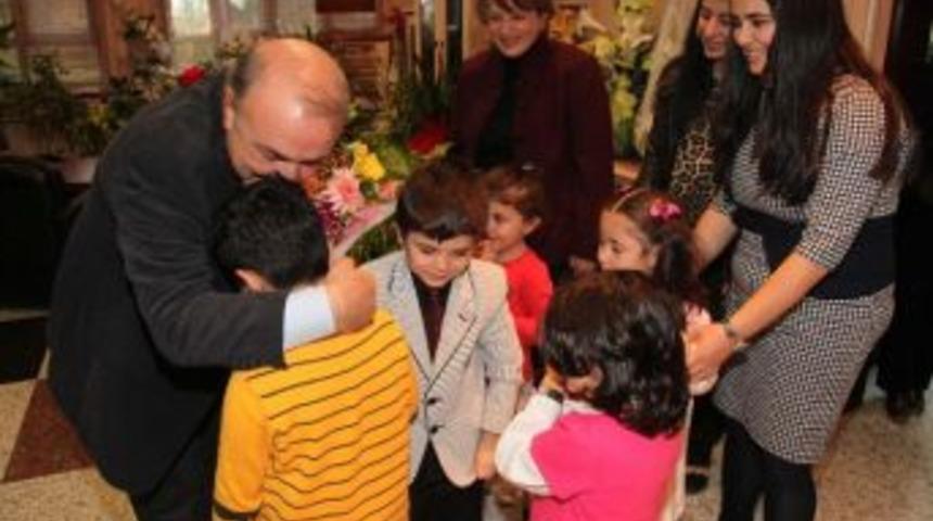 Minik &Ouml;ğrencilerden Rekt&ouml;r Coşkun&rsquo;a Ziyaret