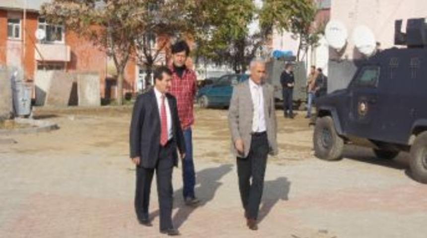 Gen&ccedil; Belediyesi'nden Okul Ve Kurum Bah&ccedil;elerine Kilit Taşı Hizmeti