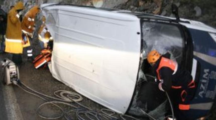 Minib&uuml;s Devrilince S&uuml;r&uuml;c&uuml; Yaralandı