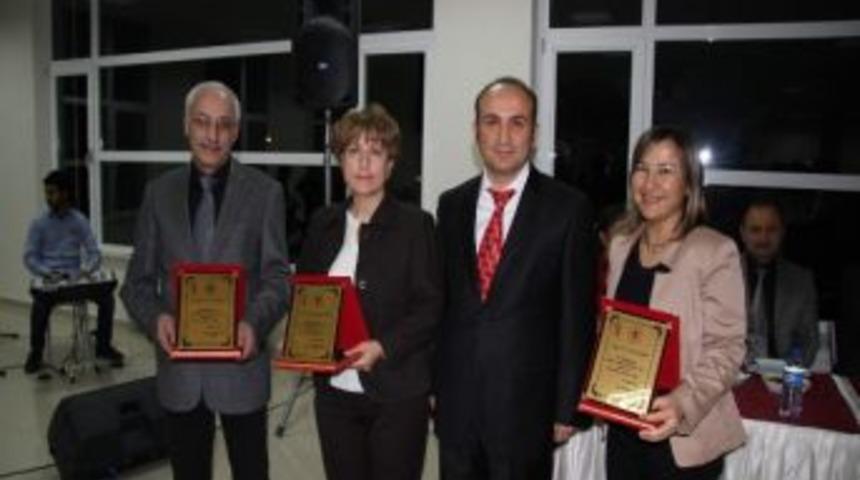 &Ccedil;eyrek Asırlık Akademisyenlere Plaket