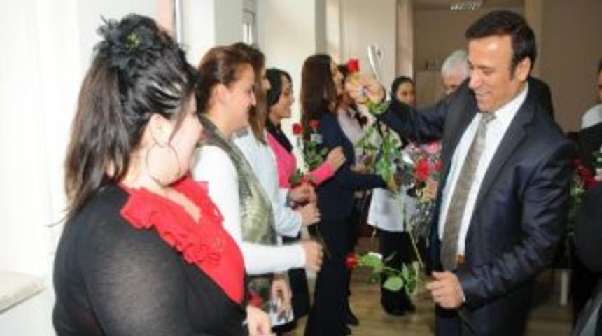 Başkan Gen&ccedil;, &Ouml;ğretmenlere G&uuml;l Dağıttı