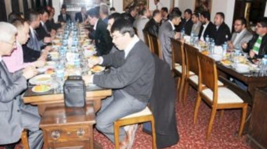 Kihmed&rsquo;ten Milletvekili Bal Ve Rekt&ouml;r Karaaslan&rsquo;a &ldquo;kılı&ccedil;&rdquo; Hediyesi