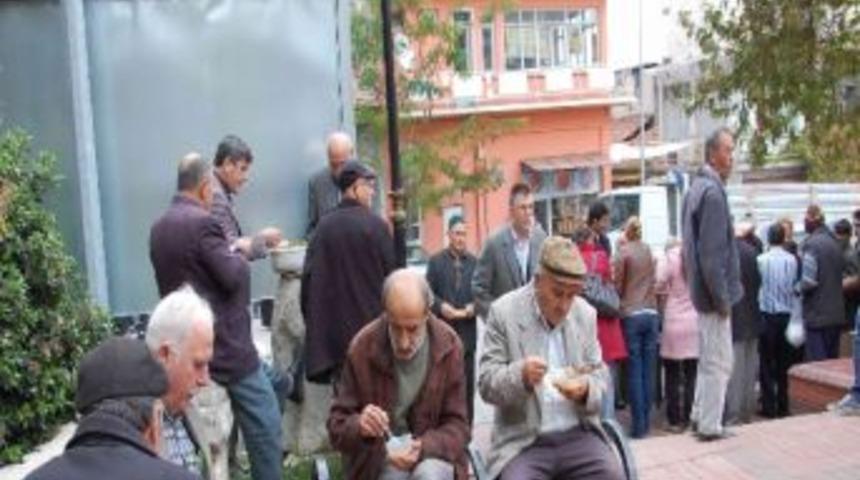 Simav&rsquo;da Belediye 2 Bin Kişiye Aşure Dağıttı