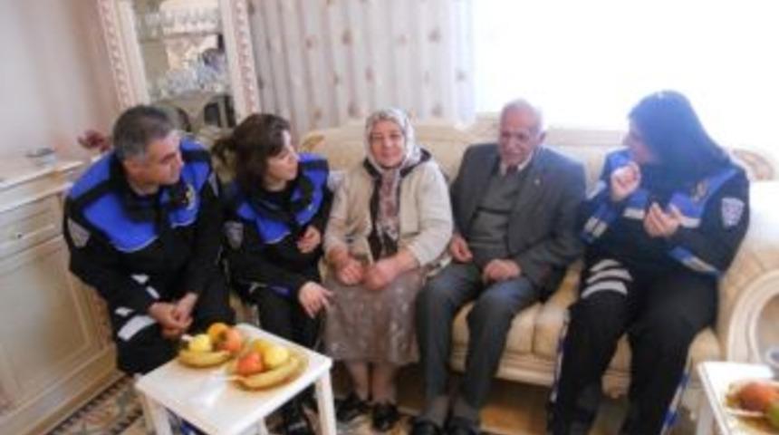 Polislerin Ziyareti Emekli &Ouml;ğretmeni Duygulandırdı