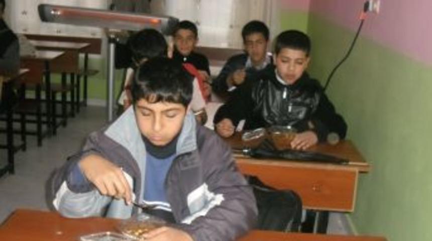 Ceylan Kadın Aile Ve &Ccedil;ocuklar Koruma Derneği Aşure Dağıttı