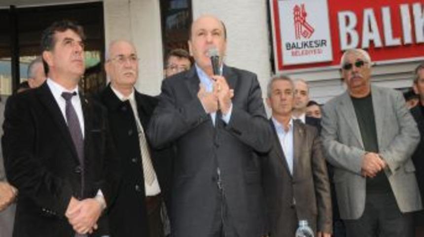 MHP'liler Soruşturma A&ccedil;ılan Balıkesir Belediye Başkanı Ok'a Destek Eylemi Yaptı