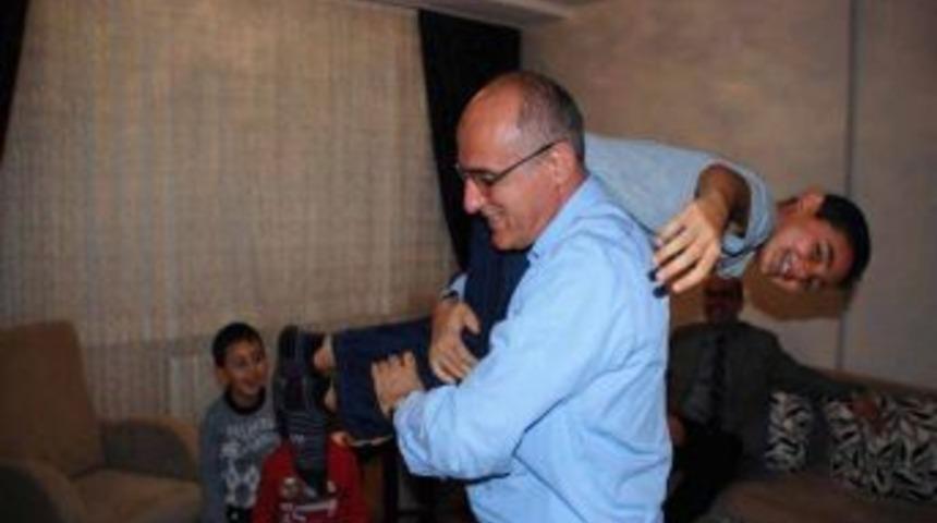 'Vali Baba Seviyoruz Seni &Ccedil;ok'