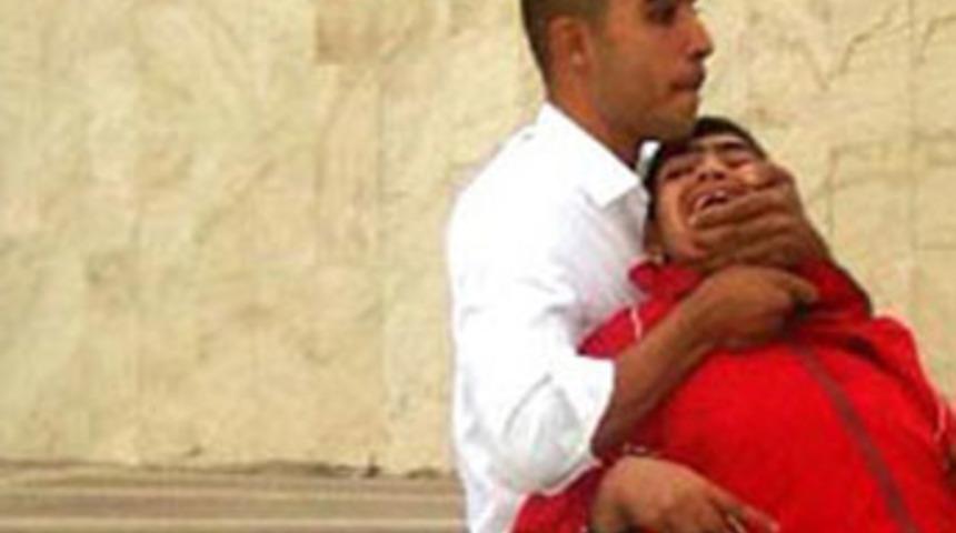 Kardeşini rehin aldı